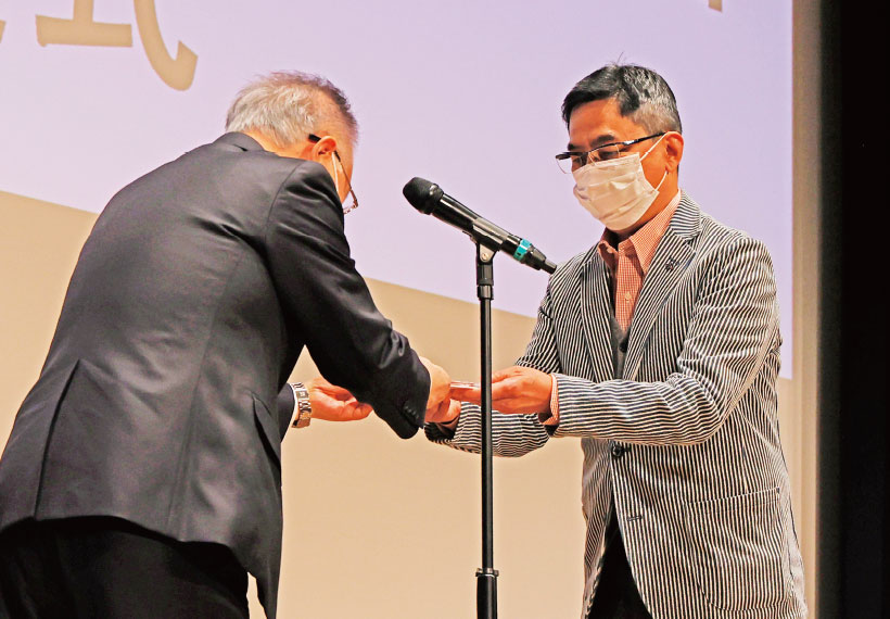 認定証を受け取る浅野代表