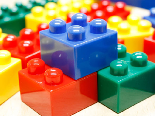 突起部に丸みを付けお子様が安全に遊べるブロック玩具「まるぶろ」
